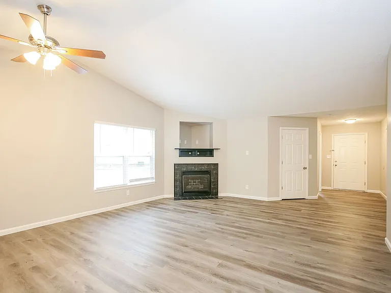 10607 Pickens Ct — Photo 4