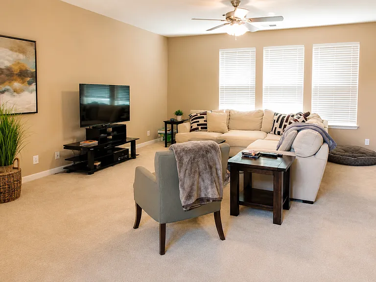 218 Knights Cross Dr — Photo 3