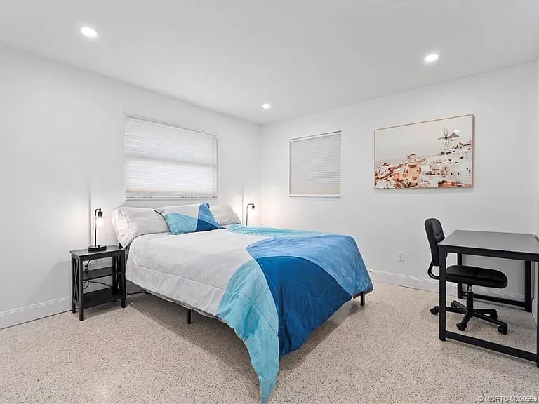 30 SW Hideaway Pl — Photo 18