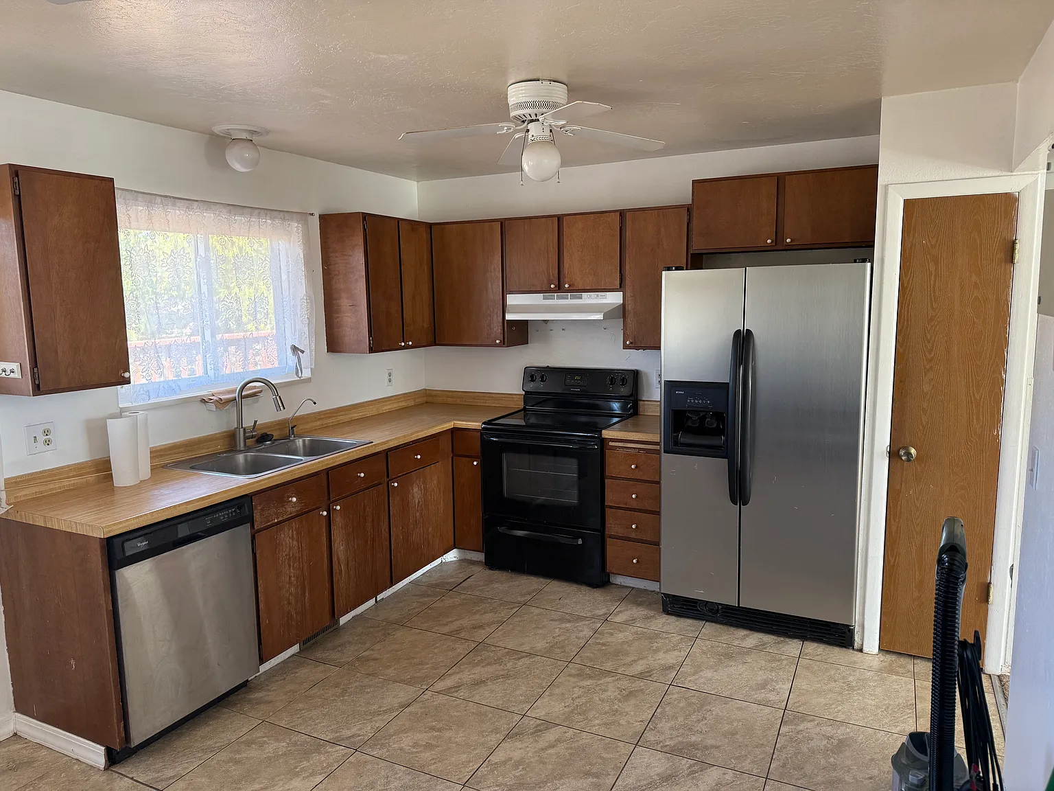 4 bed, 1750 sqft, $2,500 — Photo 4