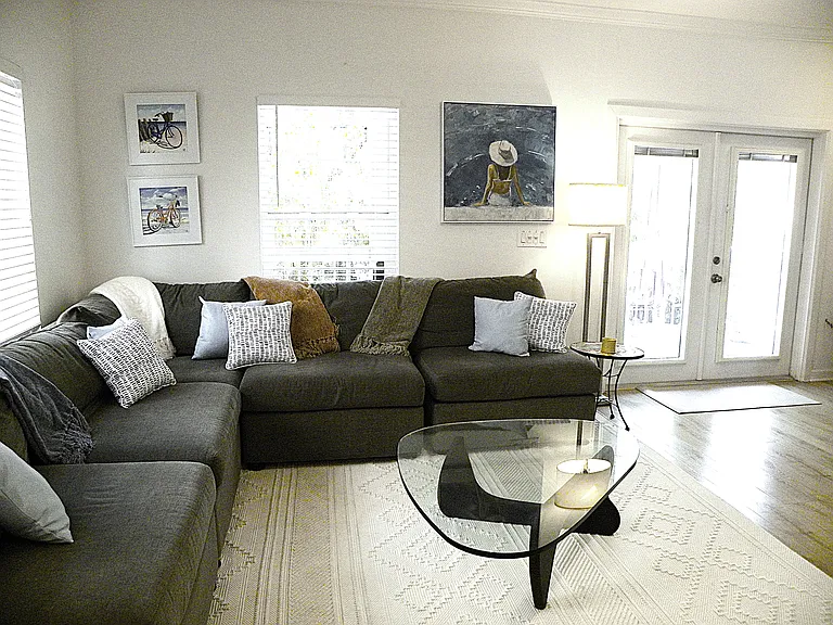 Spacious Living Room - You can all sit together & socialize!