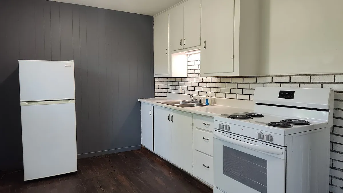 Kitchen - 7095 Fenton Rd
