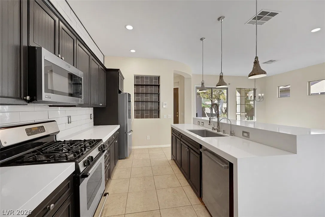 3 bed, 3.0 bath, 1905 sqft, $3,000 — Photo 2