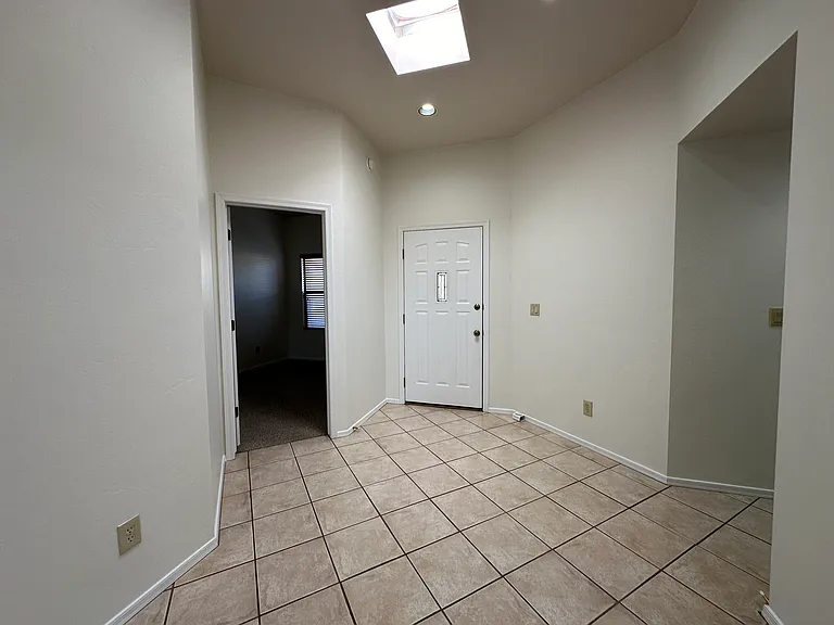 8435 N Hanks Pl — Photo 5