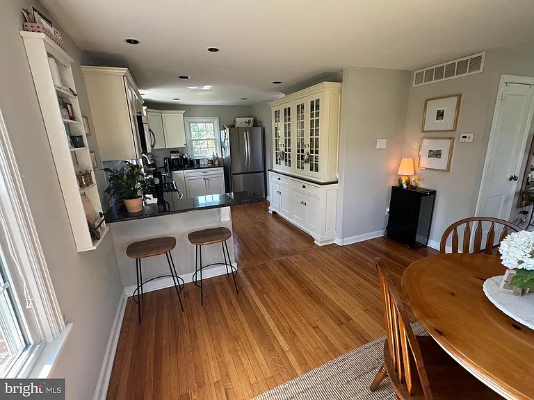 402 Elliger Ave — Photo 12