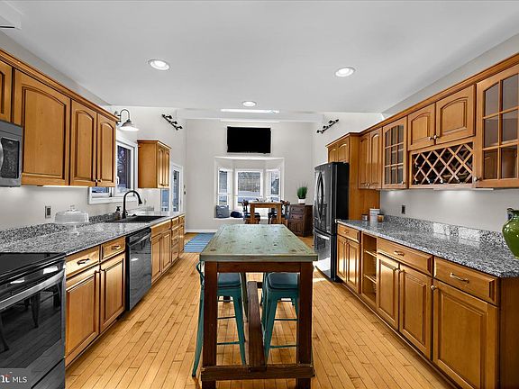 5th image of 1217 Valley Rd