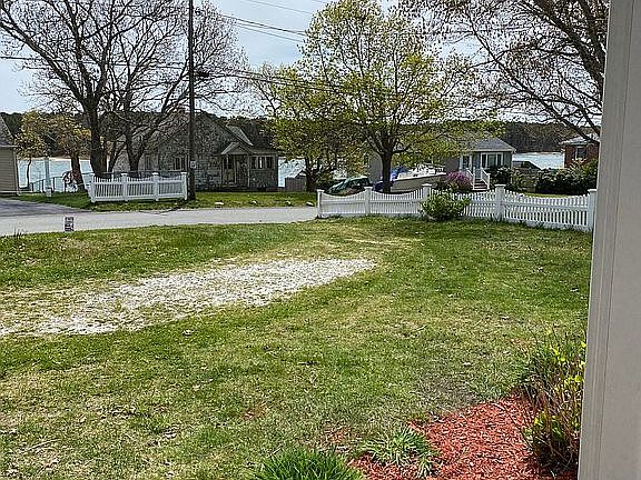 4th image of 261 Edgewater Dr E