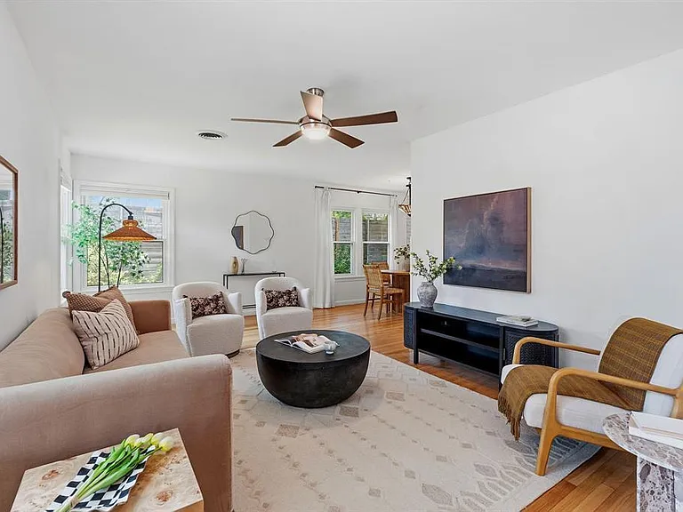 900 Stark St — Photo 3