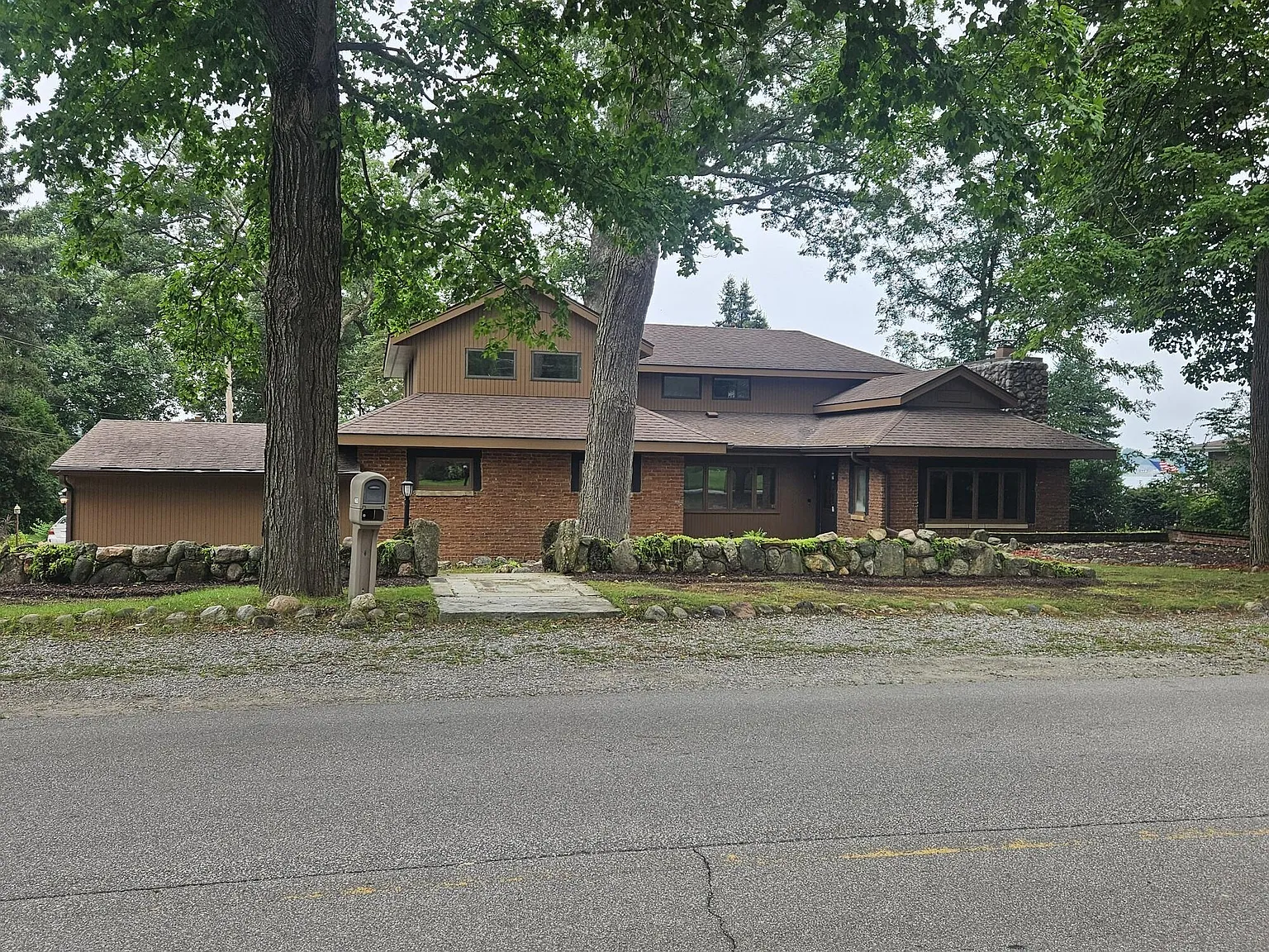 683 Waverly Rd photo 1