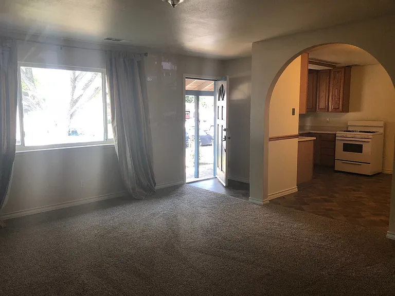 925 Hasvold Dr — Photo 5