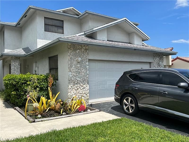 1st image of 584 Lakeside Cir
