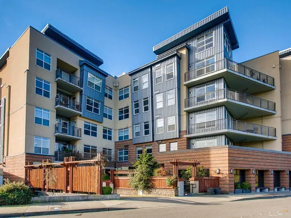 7800 SE 27th St Unit 305, Mercer Island, WA 98040