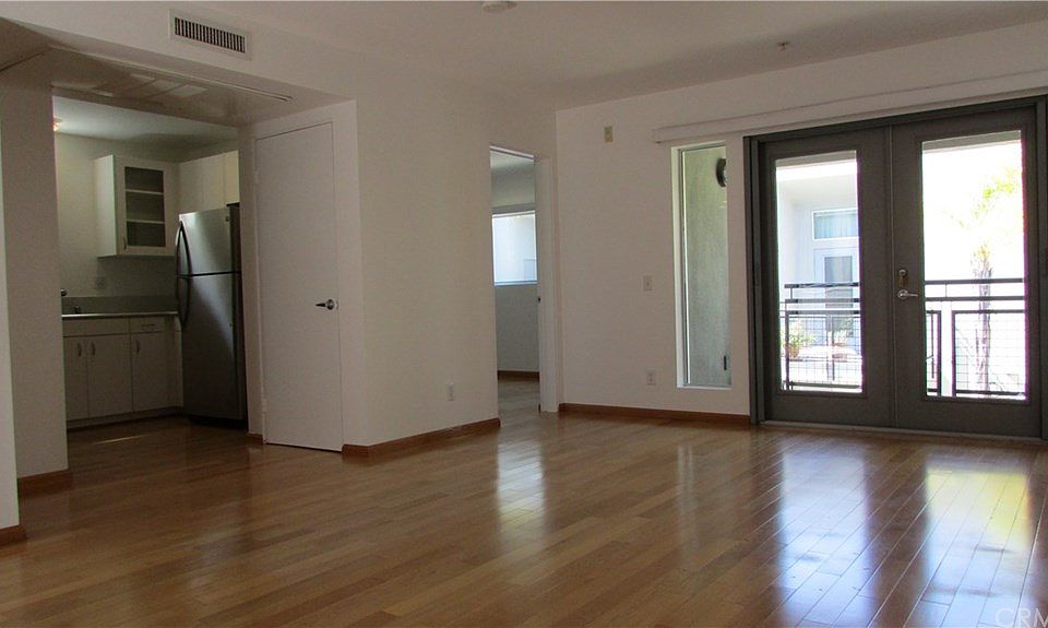 1st image of 834 E 4th St Unit 32