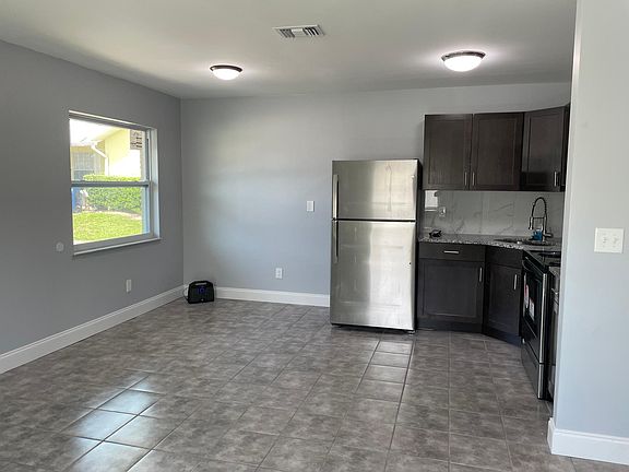 2nd image of 5202 Laurel Pl #C