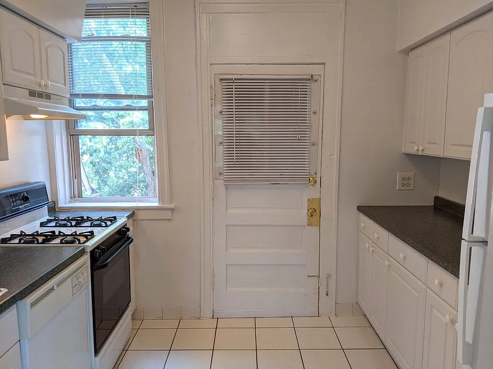 828 Reba Pl #3N