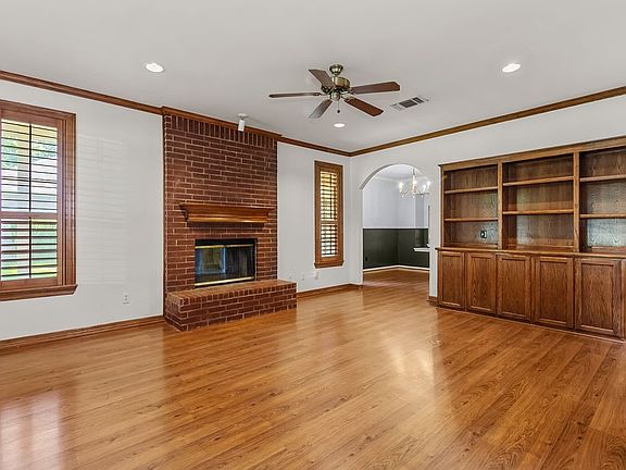 3rd image of 613 Forest Edge St