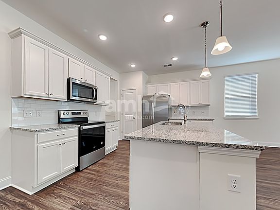3rd image of 611 E Lionel Rd