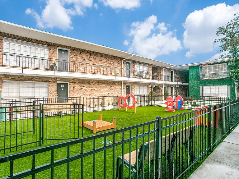 Bellaire Oaks Apartments — Photo 32