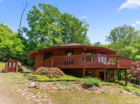 132 Chestnut Rdg, Hillsville, VA 24343