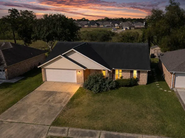 12 Lazybrook St, Angleton, TX 77515