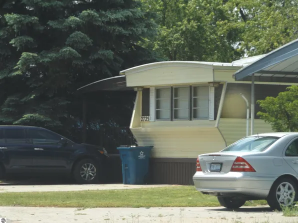 2725 S Dennis Pl, Traverse City, MI 49686