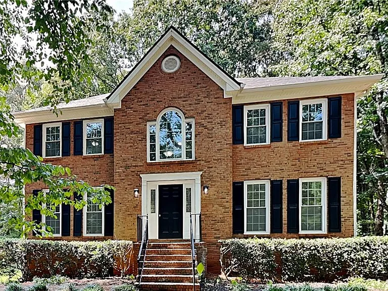 385 Deerwood Dr — Photo 1