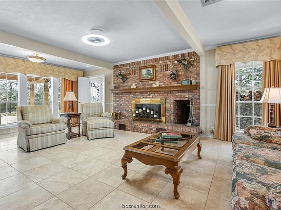 3rd image of 11878 Gordon Ln W
