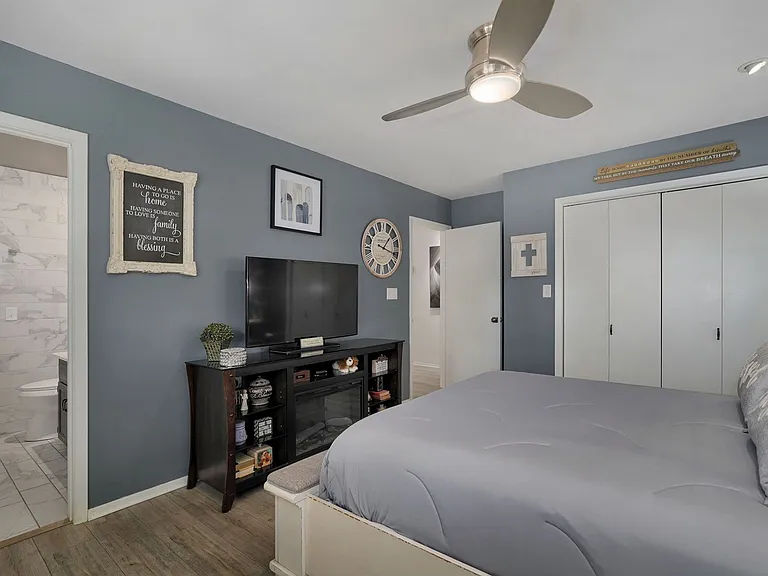 2351 S Rogers Ave — Photo 17