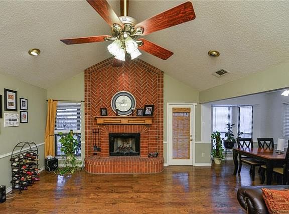 4th image of 22 Saint Charles Pl