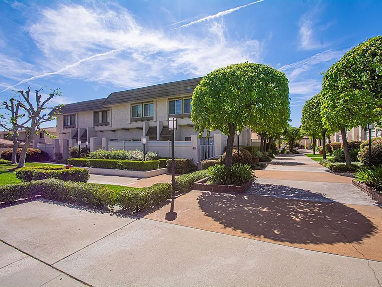 848 W Huntington Dr #28 — Photo 3