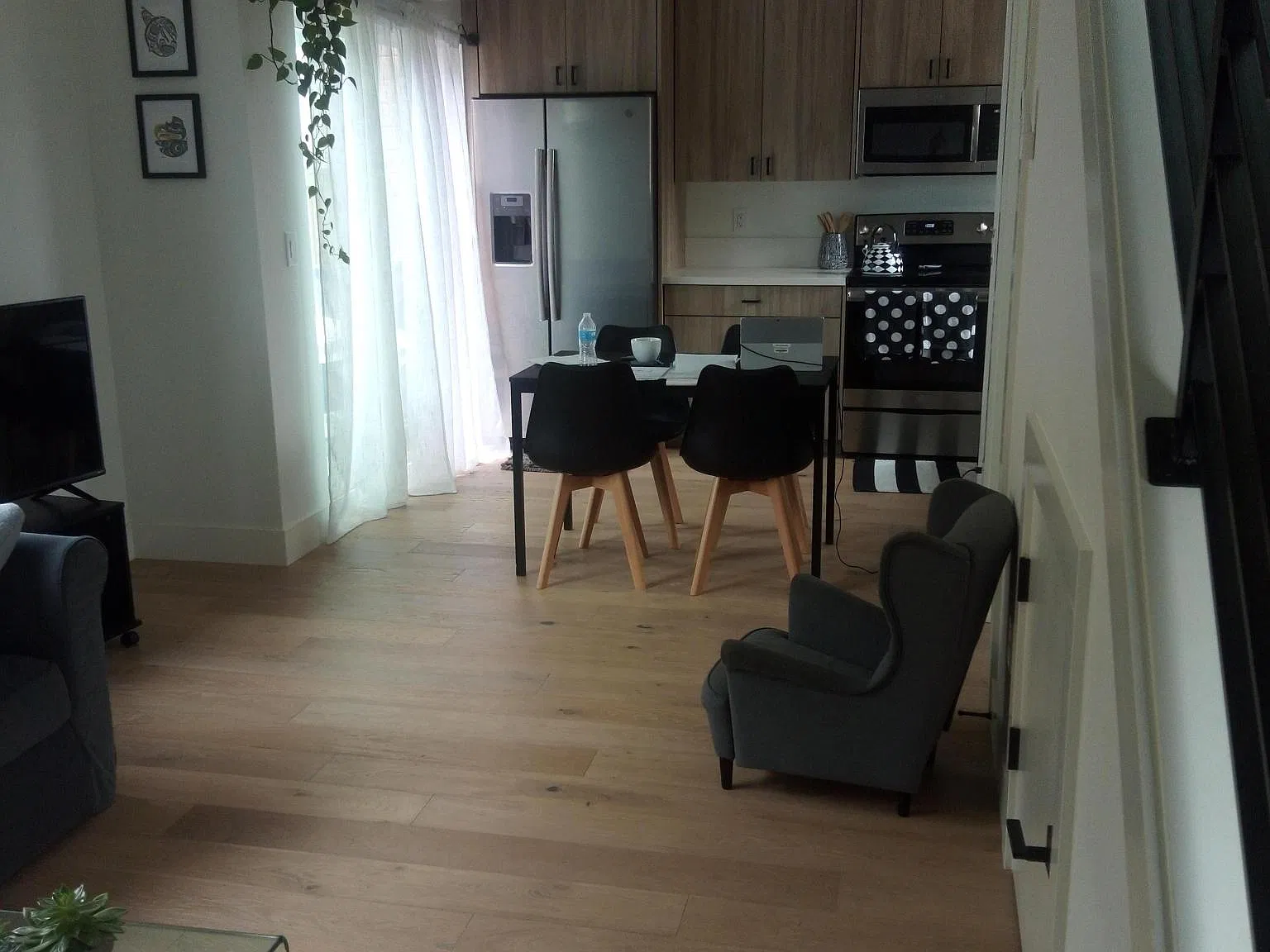 2 bed, 820 sqft, $2,200 — Photo 3