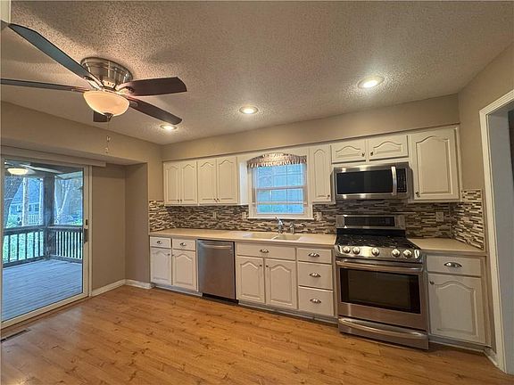 3rd image of 9818 Melrose Dr