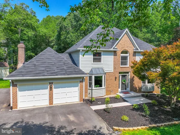 2900 Taj Dr, Oakton, VA 22124