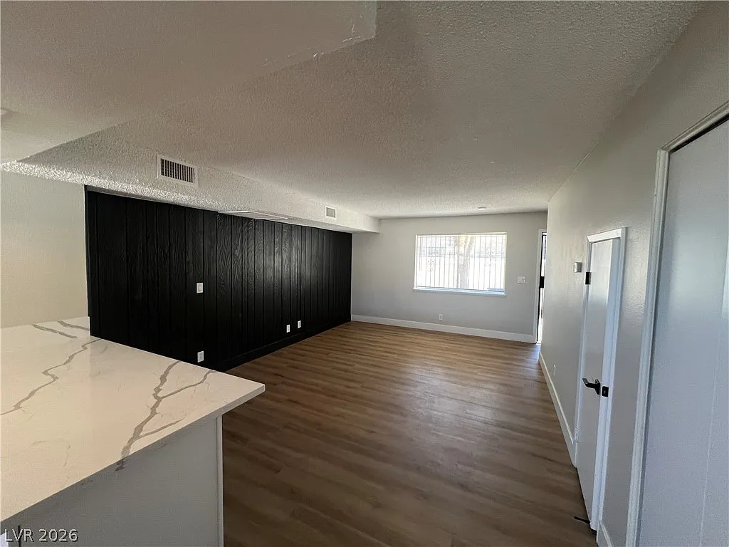 2 bed, 1.5 bath, 986 sqft, $1,400 — Photo 2