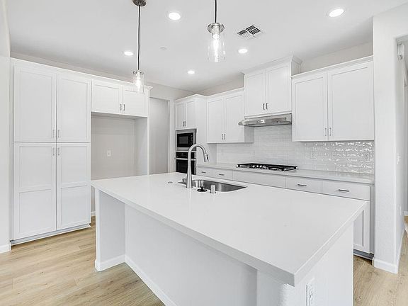 5th image of 1592 Edgewood Ln