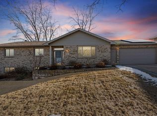 907 Farrell Ct, Dubuque, IA 52001