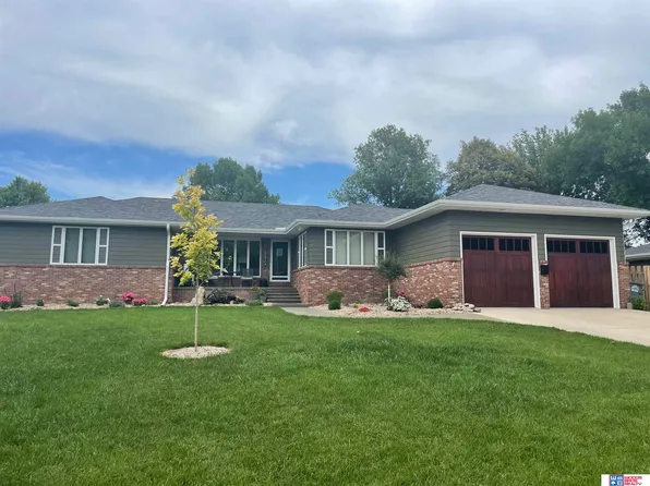 915 Woodcrest Ct, York, NE 68467