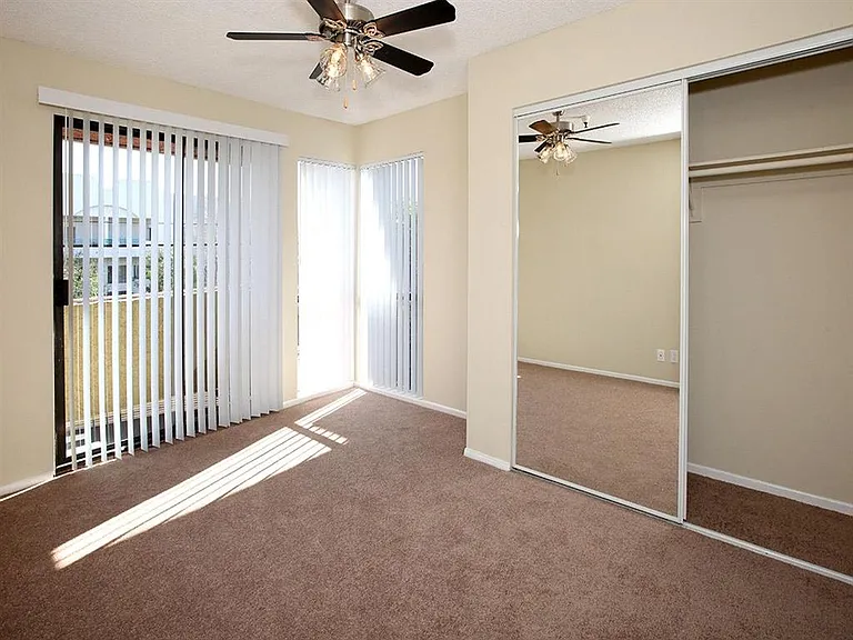 Chateau Regent Apartments — Photo 10