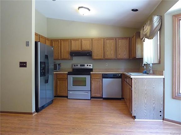 5th image of 9204 Gladys Ave