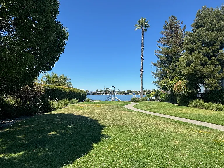 138 Del Oro Lagoon — Photo 31