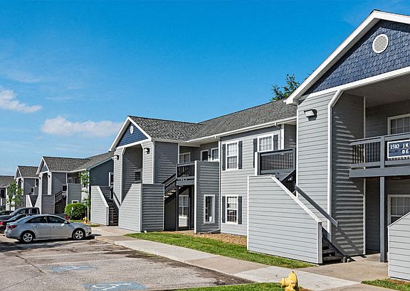 3rd image of 1516 Greenway Dr #1512B