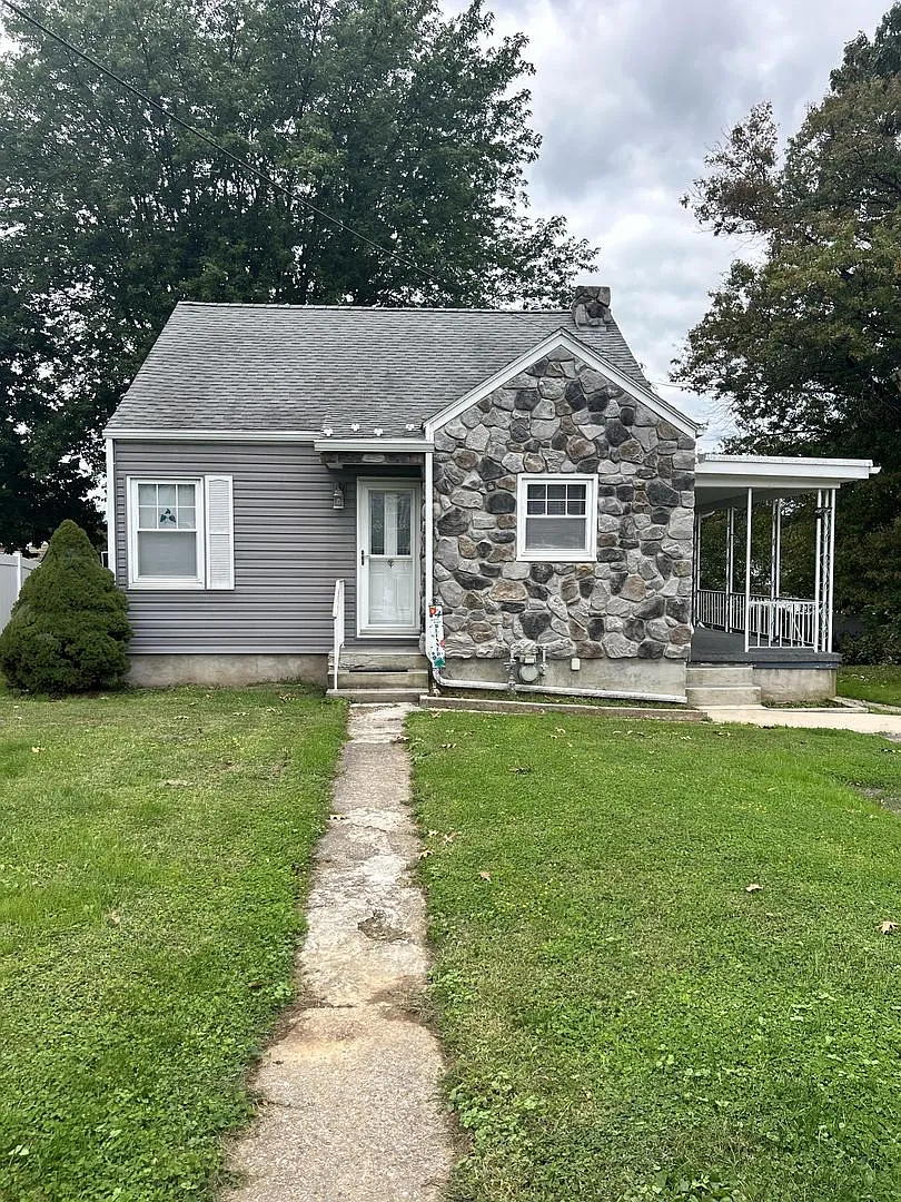 House in Central School District — Photo 1