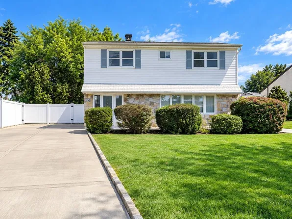 13 Squirrel Ln, Levittown, NY 11756