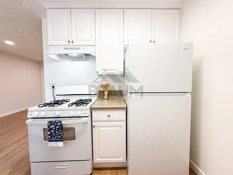 6336 TUJUNGA AVE. — Photo 10