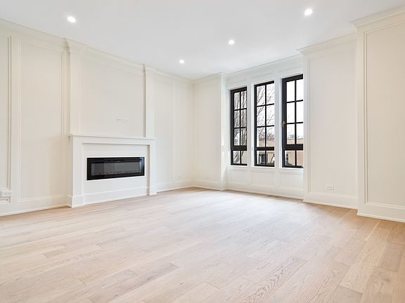 2nd image of 2540 W Berteau Ave