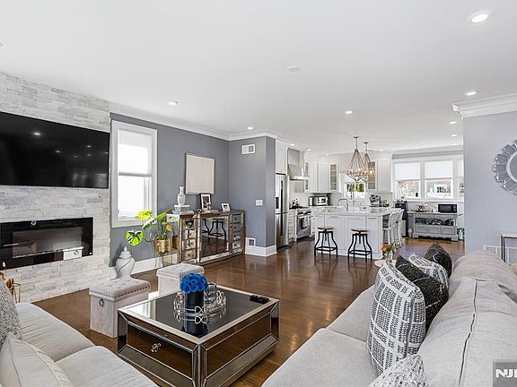 2nd image of 537 Spring Valley Rd