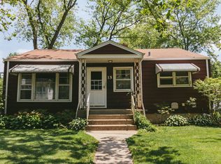 15 Roslyn Rd, Westmont, IL 60559