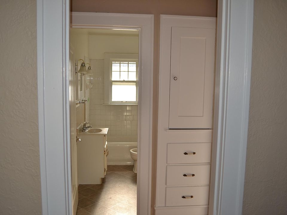 1st image of 1138 Hollywood St NE