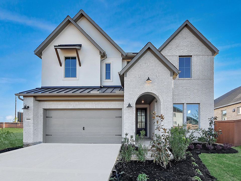 25007 Midnight Willow Front Exterior