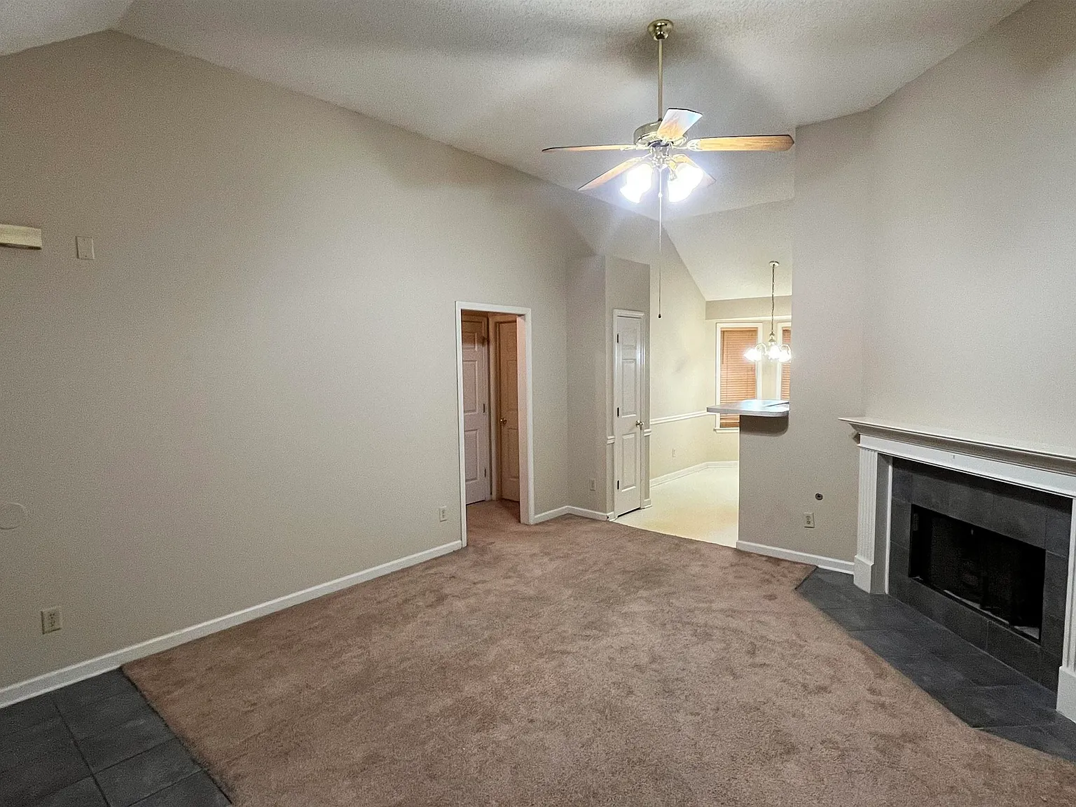 3 bed, 2.0 bath, 1273 sqft, $1,650 — Photo 2